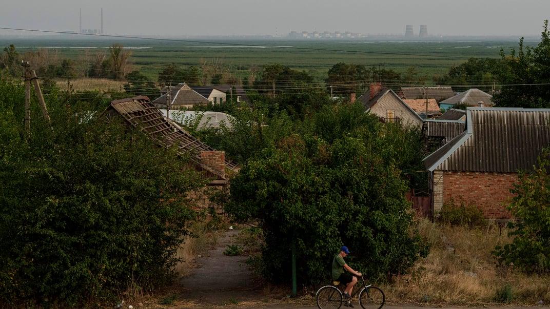 Більшість українців готові витримувати війну стільки, скільки буде потрібно, згідно з опитуванням.