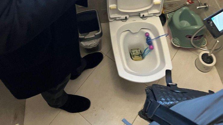 A Lviv regional council member attempted to flush away a bribe down the toilet during his arrest.