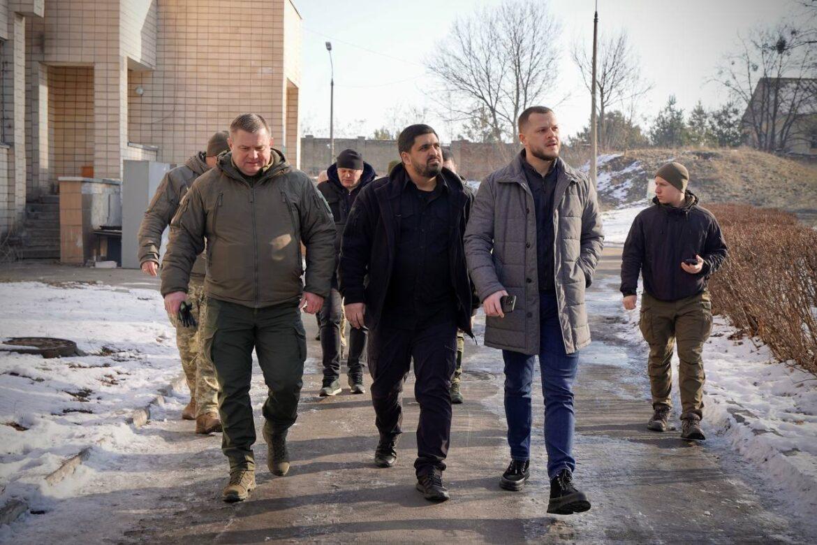 Timur Tkachenko and Mykola Kalashnyk inspected the shelter at the recruitment center for new enlistees.