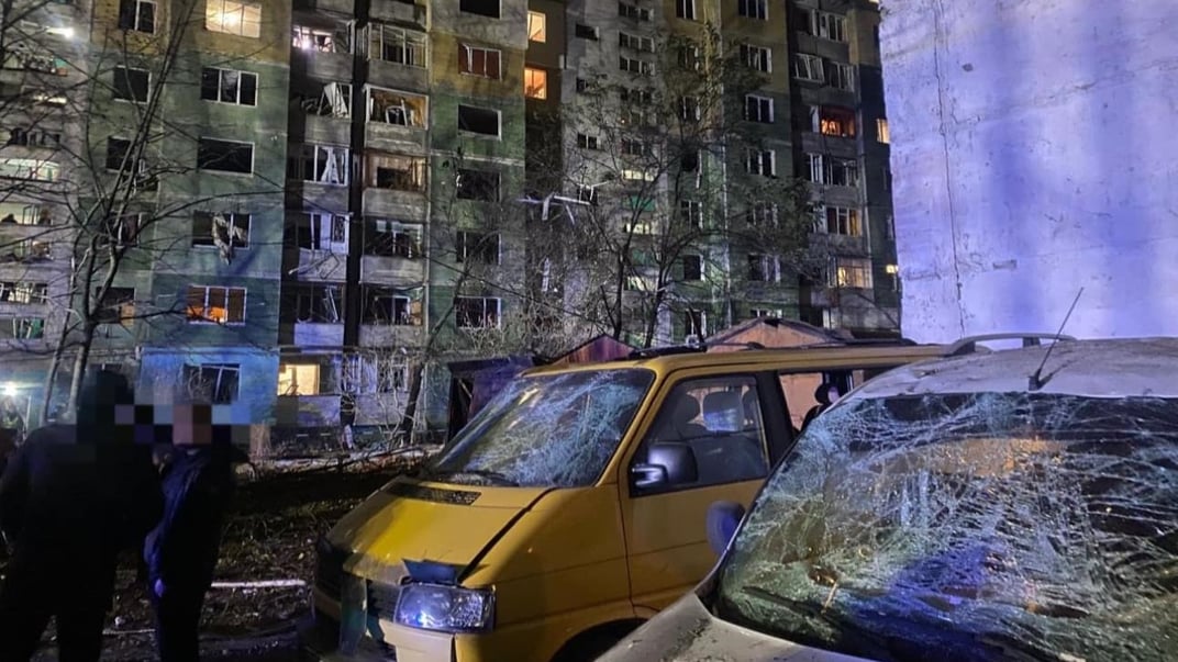 На месте российского попадания во двор многоэтажки в Сумах, 17 ноября 2024 года