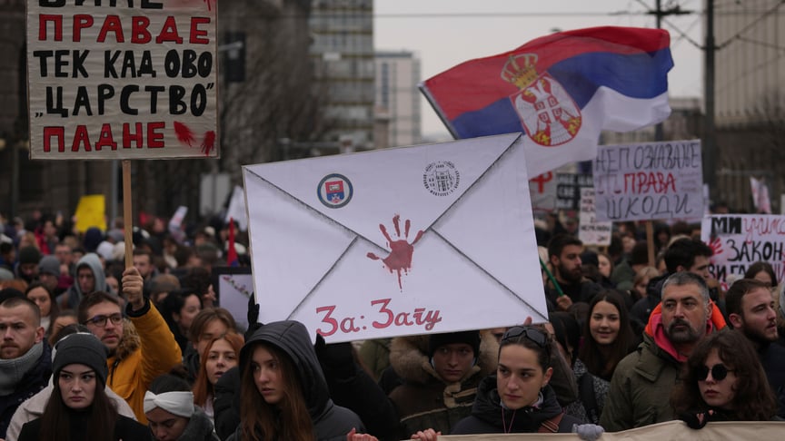 Протестующие блокируют движение перед зданием правительства в Белграде во время вспыхнувших после смертельной трагедии на вокзале в Нови-Саде протестов. Надпись на плакате: «Справедливость будет только тогда, когда эта "империя" падет». Сербия, 25 декабр